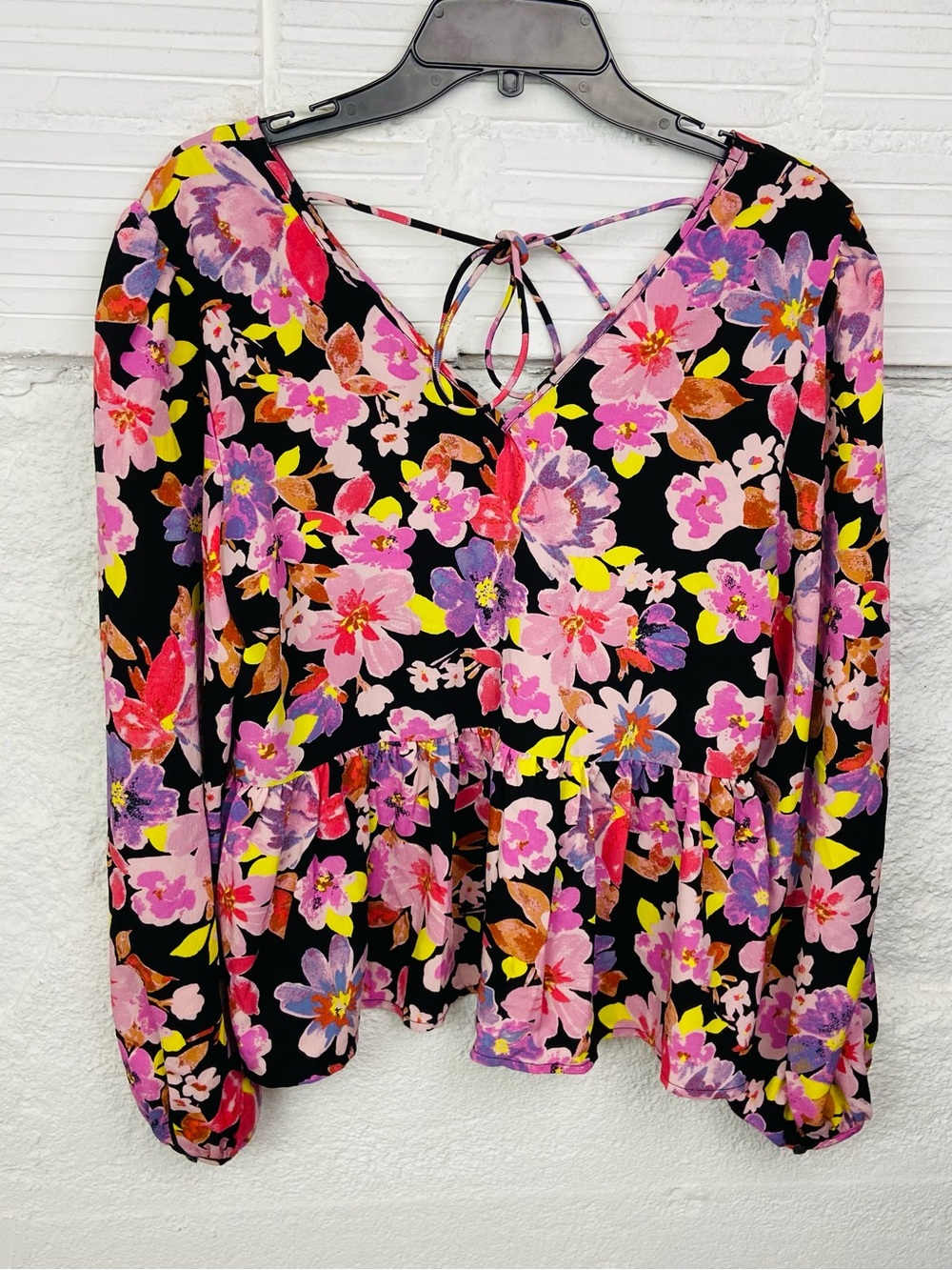 NWT Vero Moda Black Floral V-Neck multicolored pleaded Blouse size large